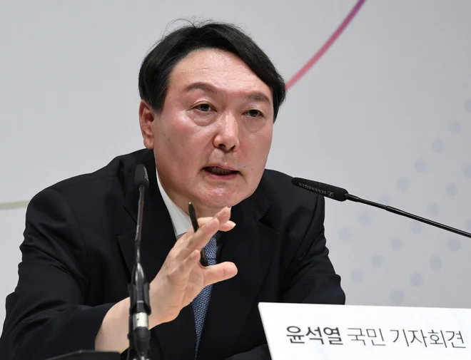 FILE PHOTO: Former Prosecutor General Yoon Suk-yeol speaks to declare his bid for presidency at a memorial dedicated to the sacrifice of independence fighter Yun Bong-gil, in Seoul, South Korea, June 29, 2021. Kim Min-Hee/Pool via REUTERS/File Photo Foto Pool Reuters