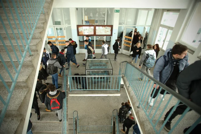 Slovenija se uvršča v sam vrh Evrope po znanju tujih jezikov med dijaki, saj se skoraj vsi učijo vsaj dva. FOTO. Jure Eržen/Delo