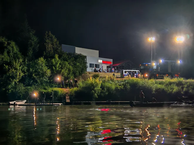 Pri iskanju so sodelovali številni gorski reševalci, pripadniki policije in gasilci. FOTO: Hrvaška GRS