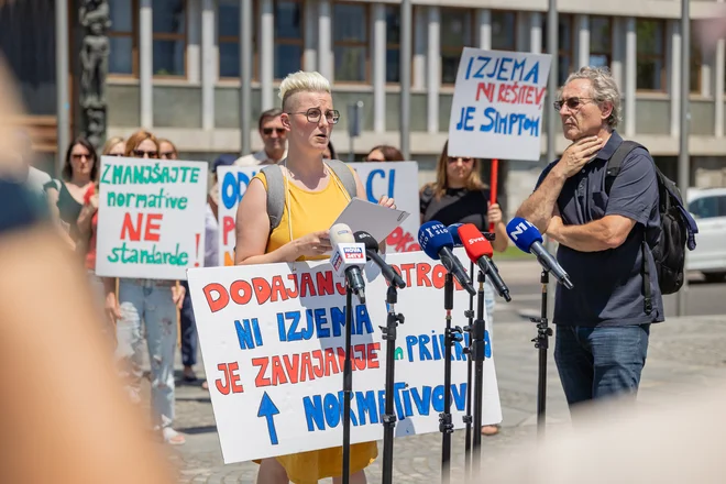 Sviz je za ukinitev fleksibilnega normativa, ki omogoča dva otroka več v oddelku, zbral skoraj 36.000 podpisov. FOTO: Črt Piksi