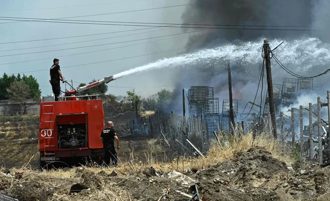 Včerajšnji požar na deponiji na severu Skopja FOTO: Robert Atanasovski/AFP