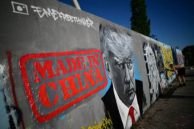 Donald Trump je zatrdil, da ne bo več spreminjal datuma carinskih udarcev po državah, ki se ne strinjajo z radikalno spremenjenimi trgovinskimi odnosi z ZDA. FOTO: Tobias Schwarz/AFP