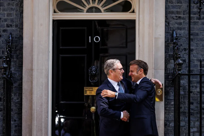 Britanski premier Keir Starmer in francoski predsednik Emmanuel Macron med pozdravom pred sedežem britanske vlade na Downing Streetu 10. Foto Dan Kitwood/Reuters