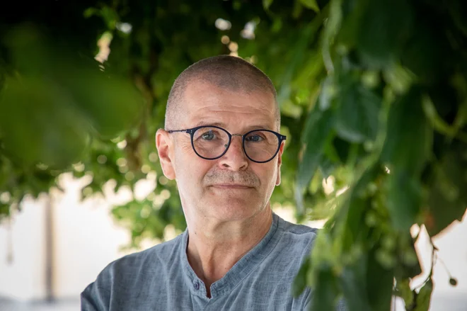 »Povezave med stopnjo demokratičnosti posamezne družbe, bralnimi navadami in bralno pismenostjo so dovolj očitne, da jih velja vzeti resno,« pravi Miha Kovač. FOTO: Voranc Vogel