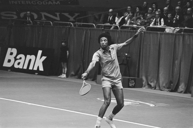 Ashe je poleg tenisa svoje življenje posvetil boju proti rasni diskriminaciji, še posebej v Južni Afriki, v katero je rezal apartheid. FOTO: Rob Bogaerts/Wikimedia Commons