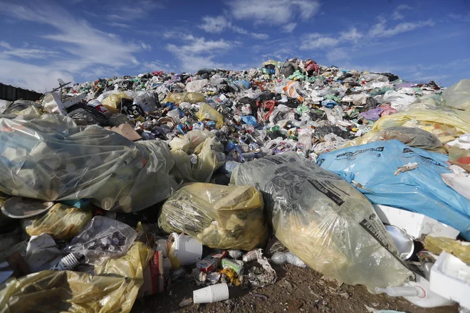 Kupi odpadne embalaže, ki so krojili nastanek novele zakona o varstvu okolja, že dve leti ne nastajajo več. FOTO: Leon Vidic