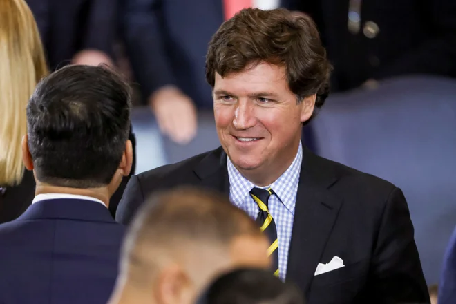 Nekdanji voditelj televizije Fox News Tucker Carlson je prišel na dan s hipotezo, da prikrivanje Epsteinovih dokumentov ščiti ameriške in izraelske obveščevalne službe.               Foto Shawn Thew/Reuters