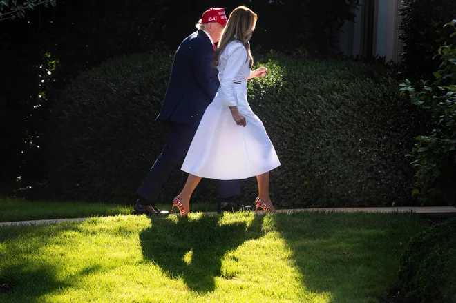 Posnetki s konca devetdesetih let minulega stoletja kažejo Trumpa in Melanio z Epsteinom in njegovo »madam« Ghislaine Maxwell. Foto Jim Watson/AFP