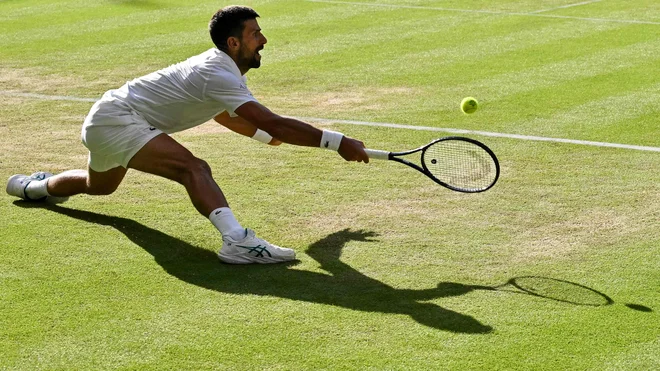 Novak Đoković bo danes lovil že svoj 7. zaporedni wimbledonski finale. FOTO: Glyn Kirk/AFP