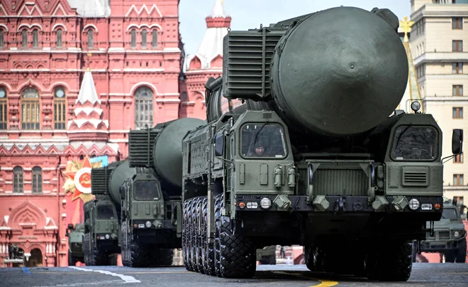 Ruska medcelinska balistična raketa med vojaško parado na Rdečem trgu v Moskvi. FOTO: Alexander Nemenov/Afp