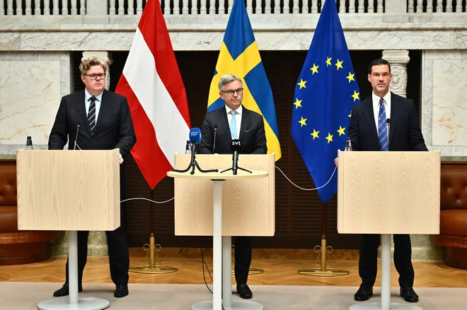 Od leve: Gunnar Strommer, Magnus Brunner in Johan Forssell na junijski tiskovki. FOTO: Claudio Bresciani Via Reuters