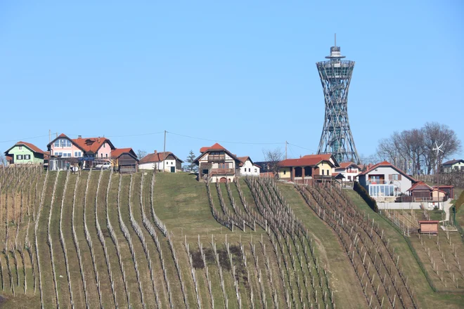 Z Vinariuma se vidi zelo daleč, do Pirana žalibog ne. FOTO: Jože Pojbič