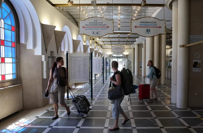 Notranjost stavbe, ki je namenjena potnikom, se z nadgradnjo železniške postaje ne bo spremenila. FOTO: Matej Družnik/Delo
