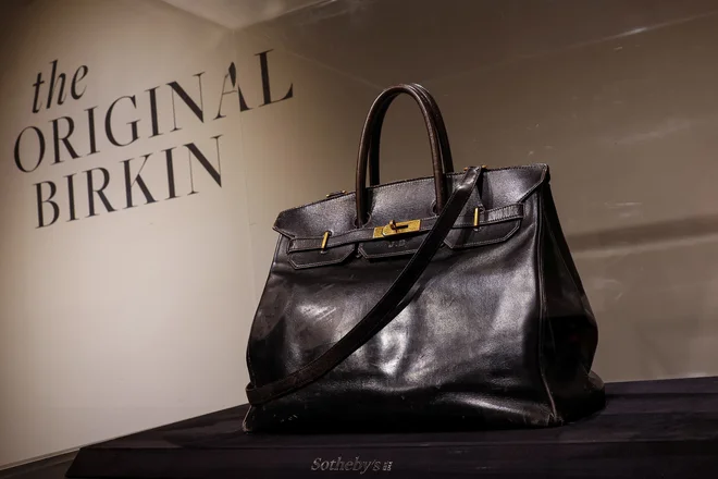 Prva torbica Birkin je bila na dražbi hiše Sotheby's prodana za rekordnih 8,6 milijona evrov (deset milijonov dolarjev). FOTO: Brendan Mcdermid/Reuters