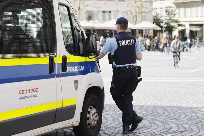 Policist. Fotografija je simbolična. FOTO: Leon Vidic