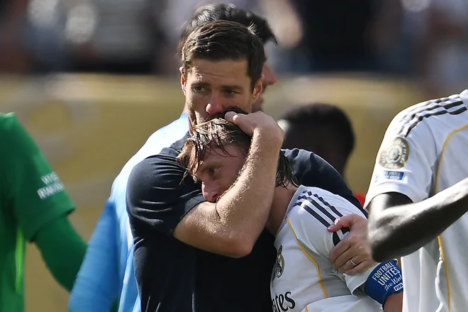 Modrić in Xabi Alonso, novi trener Real Madrida, ob bolečem izpadu iz klubskega svetovnega prvenstva, kjer je bil s kar 4:0 boljši PSG. To je bila zadnja Modrićeva tekma v dresu Reala. Foto: AFP