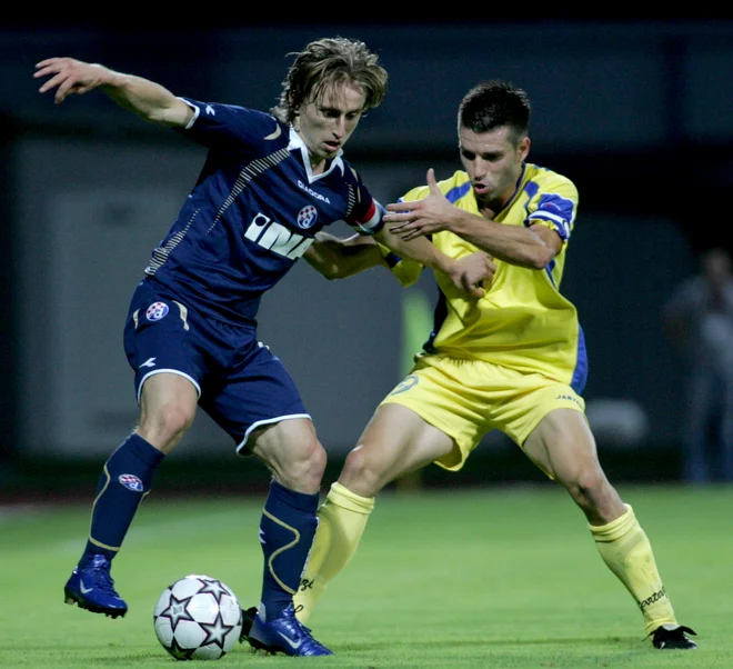 Luka Modrić in zdanjšnji trener poljske Cracovie Luka Elsner na medsebojnem obračunu Dinama in Domžal v ljubljanskih Stožicah. Foto: Roman Šipić