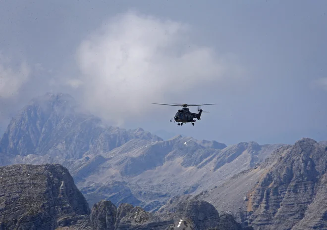 Helikopter v Julijskih Alpah. Fotografija je simbolična. FOTO: Slovenska vojska