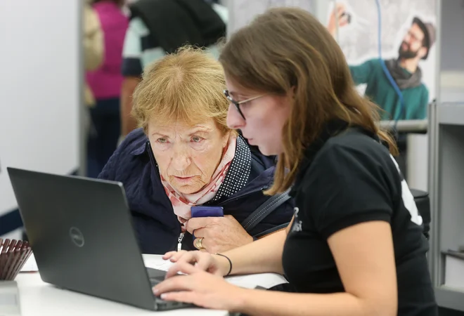 Ključno pri digitalizaciji družbe je usposabljanje tako mladih kot starejših. FOTO: Blaž Samec