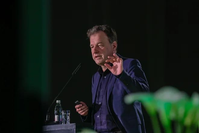 Gotovo bo umetna inteligenca imela velik vpliv na trg delovne sile: nekatere zaposlitve bodo izginile, druge bodo pošteno spremenjene, pojavljale se bodo nove, opozarja Marko Grobelnik. FOTO: Črt Piksi