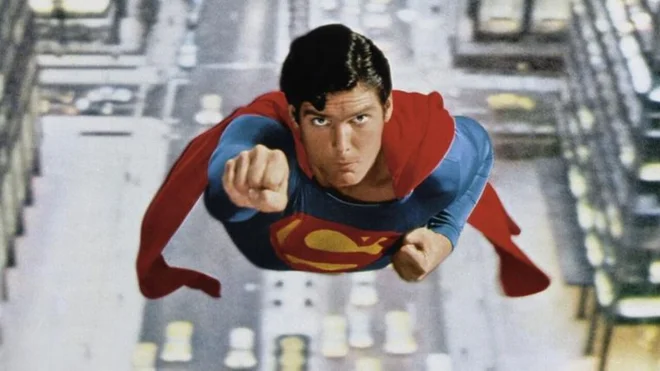 Christopher Reeve je bil v Supermanovem kostumu videti neprimerno bolje od Donalda Trumpa, kljub temu, da so ameriškega predsednika izdatno retuširali in obtesali. FOTO: Promocijsko gradivo