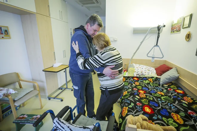V prihodnjih petih letih bo v pokoj predvidoma odšlo več kot 15 odstotkov vseh zaposlenih v domovih. FOTO: Jože Suhadolnik/Delo