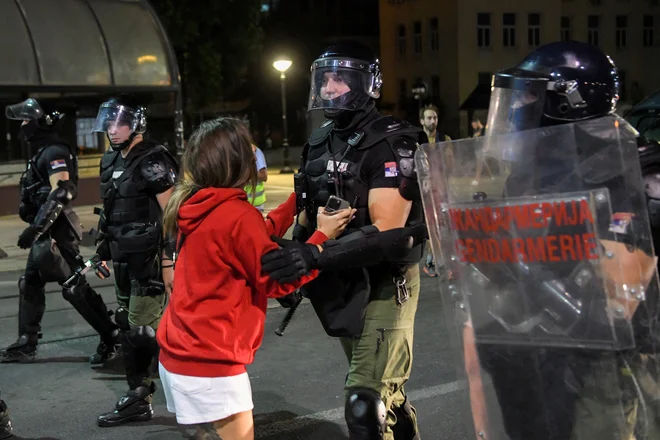 Protestniki po trditvah predsednika trdijo, da jih je policija napadla, medtem ko so mirno sedeli na cesti. FOTO: Amir Hamzagic/Reuters