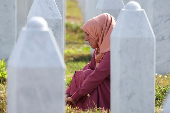 V spominskem centru v Potočarih se je danes z govori visokih gostov začela spominska slovesnost ob 30. obletnici genocida v Srebrenici. FOTO: Amel Emrić/Reuters