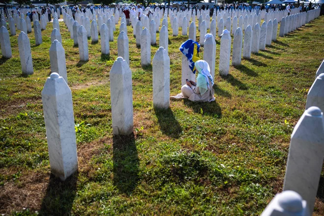 Občutljivo temo Srebrenice je Vučić izkoristil kot platformo za svoj politični monolog. FOTO: Andrej Isaković/AFP
