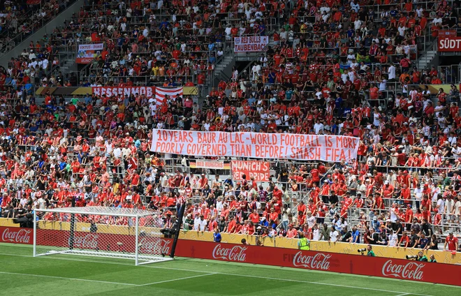 Med tekmo Bayerna in Aucklanda v Cincinnatiju (10:0) so svoje sporočili Fifi tudi navijači. FOTO: Katie Stratman/Reuters