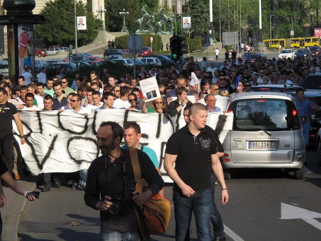 Mladi Srbije protestirajo proti volilni kraji. Fotografija je iz leta 2012. FOTO: Vili Einspieler