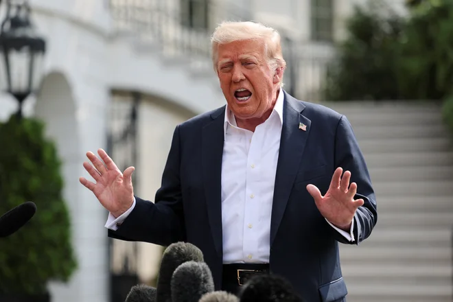 Mnogi še vedno upajo, da bodo Trumpa izučili negotovi trgi. Foto Jonathan Ernst/Reuters