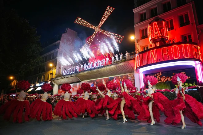Krila Moulin Rougea so ponovno nameščena in se spet premikajo, s čimer se oživlja tradicija, stara več kot 135 let. Krila, ki merijo več kot dvanajst metrov v premeru in so postala pariška turistična atrakcija, zdaj poganja električni motor, izdelan po meri. FOTO: Dimitar Dilkoff/AFP