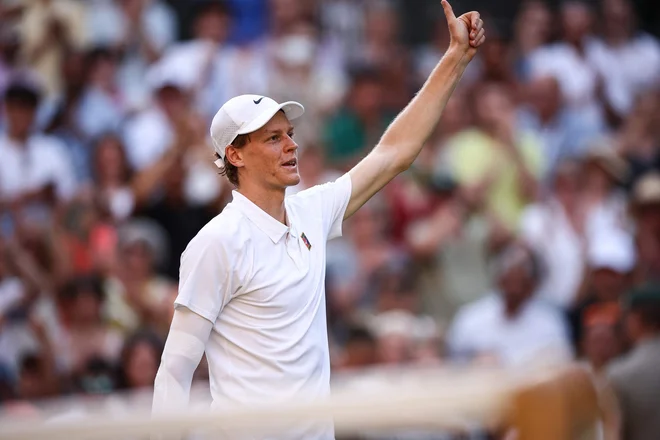 Jannik Sinner se je veselil prve uvrstitve v finale Wimbledona. FOTO: Henry Nicholls/AFP