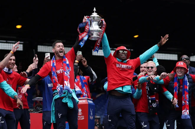 Crystal Palace je v finalu pokala FA premagal Manchester City, a ne bo smel nastopiti v evropski ligi. FOTO: John Sibley/Reuters
