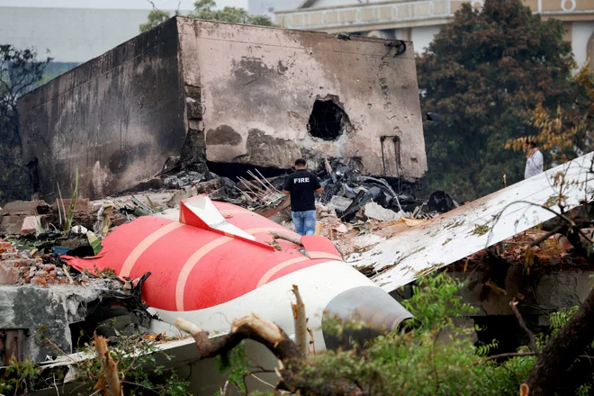 Boeing 787-8 Dreamliner je strmoglavil tik po vzletu. FOTO: Adnan Abidi Reuters


 
