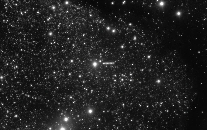 Komet so opazovali tudi z Zelo velikim teleskopom (VLT). Na sliki je komet videt kot več zaporednih pikic v sredini fotografije, saj gre za sestavljeno fotografijo. FOTO: ESO/O. Hainaut