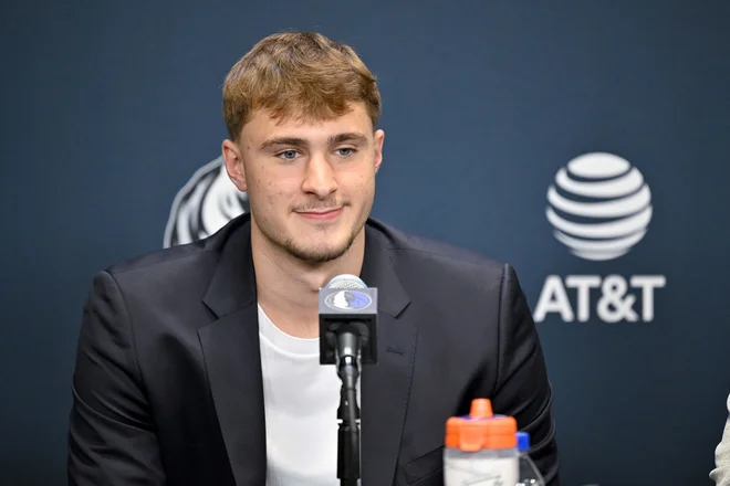 Jun 27, 2025; Dallas, TX, USA; Dallas Mavericks first overall pick Cooper Flagg speaks to the media during a press conference at the Dallas Mavericks Practice Facility. Mandatory Credit: Jerome Miron-Imagn Images Foto Jerome Miron Imagn Images Via Reuters Connect