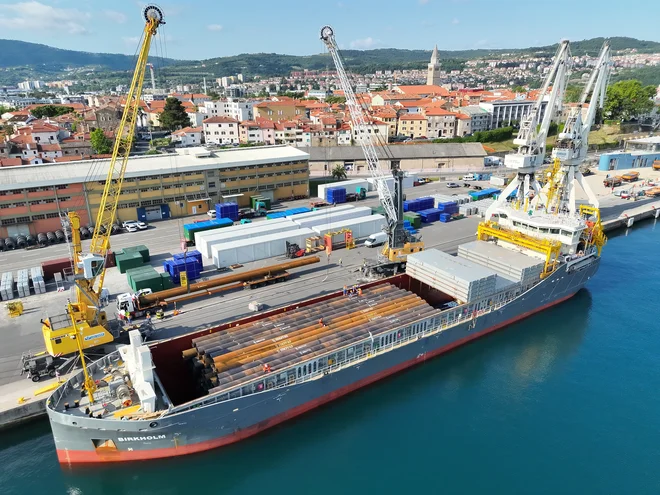 Priprave pilotov na v gradnjo Foto Luka Koper