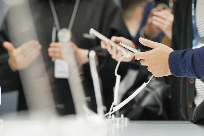 Če pogrešimo telefon, moramo kar najhitreje spremeniti gesla za dostop do ključnih storitev, kot so e-pošta, bančne aplikacije in družbena omrežja. FOTO: Manaure Quintero/AFP