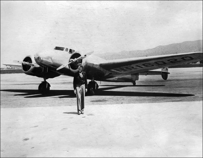 Pilotka Amelia Earhart z lockheedom, predelanim za dolge polete FOTO: Smithsonian/AFP