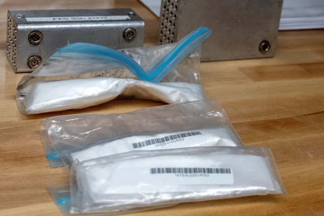 Kriminalna omrežja so se hitro prilagodila: kitajski dobavitelji so namesto končnega izdelka začeli pošiljati ključne kemične sestavine v Mehiko, kjer jih karteli predelajo v fentanil in nato tihotapijo v ZDA. FOTO: Hockstein Reuters