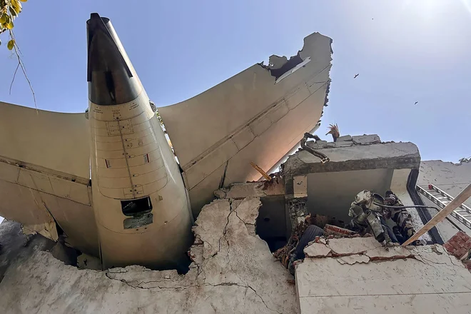 Boeing 787, ki je bil na poti na letališče London Gatwick, je kmalu po vzletu strmoglavil v študentski dom medicinske fakultete, kar je povzročilo dodatne žrtve. FOTO: AFP