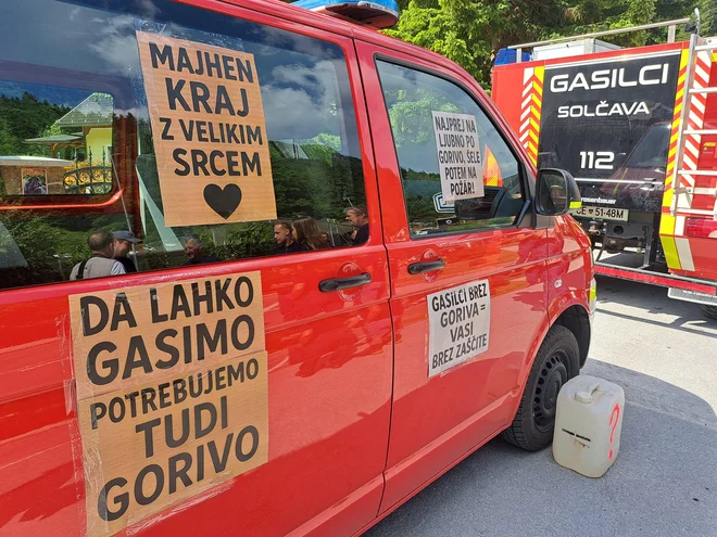 Protestnemu shodu so se pridružili tudi člani Prostovoljnega gasilskega društva Solčava, ki imajo zaradi zaprtega bencinskega servisa veliko težav in skrbi, saj pokrivajo ogromno območje, do prve (odprte) črpalke pa je zdaj pol ure vožnje. FOTO: Špela Kuralt/Delo