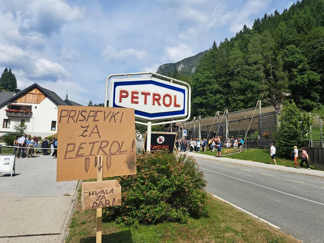 Solčavani zahtevajo takojšnje odprtje bencinske črpalke. FOTO: Špela Kuralt/Delo