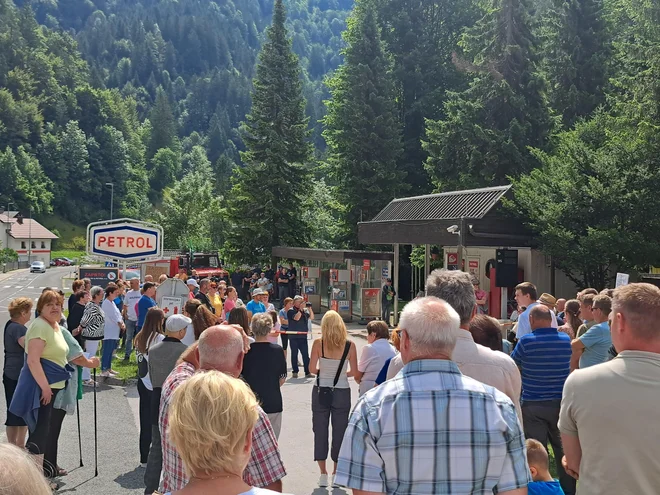 Na protestnem shodu se je zbralo več kot sto ljudi, ki so zasedli zaprto bencinsko črpalko. FOTO: Špela Kuralt/Delo