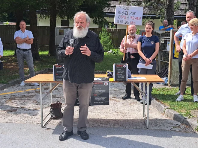 Zbrane je pozdravil tudi pater Karel Gržan, ki je opozoril, da gre zgolj za interes kapitala. »Pričakujemo, da nas država zaščiti, posebej nas, ki smo na obrobju, ne pa da nam jemlje preživetveno strukturo.« FOTO: Špela Kuralt/Delo
