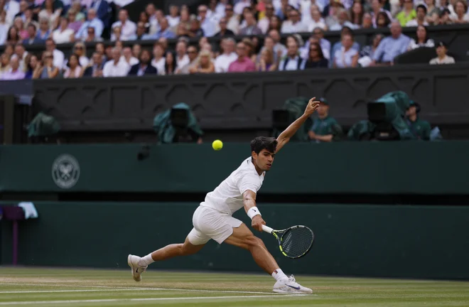 Carlos Alcaraz se je boril po najboljših močeh, a tokrat le ni tako blestel kot na prejšnjih dveh letošnjih turnirjih za grand slam. FOTO: Andrew Couldridge/Reuters