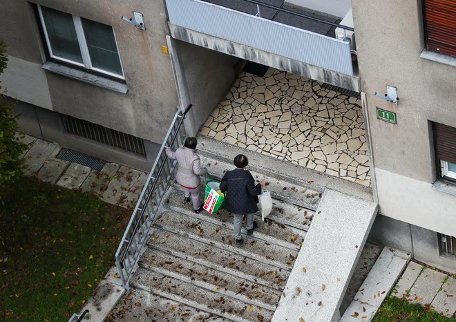 Predvsem starejši in gibalno ovirani lahko zaradi pomanjkanja dvigal v starejših blokih postanejo ujetniki lastnih stanovanj. Fotografija je simbolična. FOTO: Matej Družnik/Delo