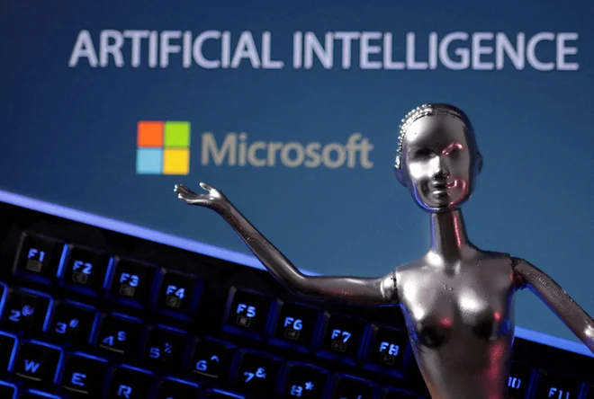Študija, v kateri je sodelovalo 61.000 zaposlenih v Microsoftu, je pokazala, da je delo na daljavo v prvi polovici leta 2020 pripeljalo do večje razdrobljenosti in manj dinamičnega delovnega okolja. FOTO: Dado Ruvić/Reuters